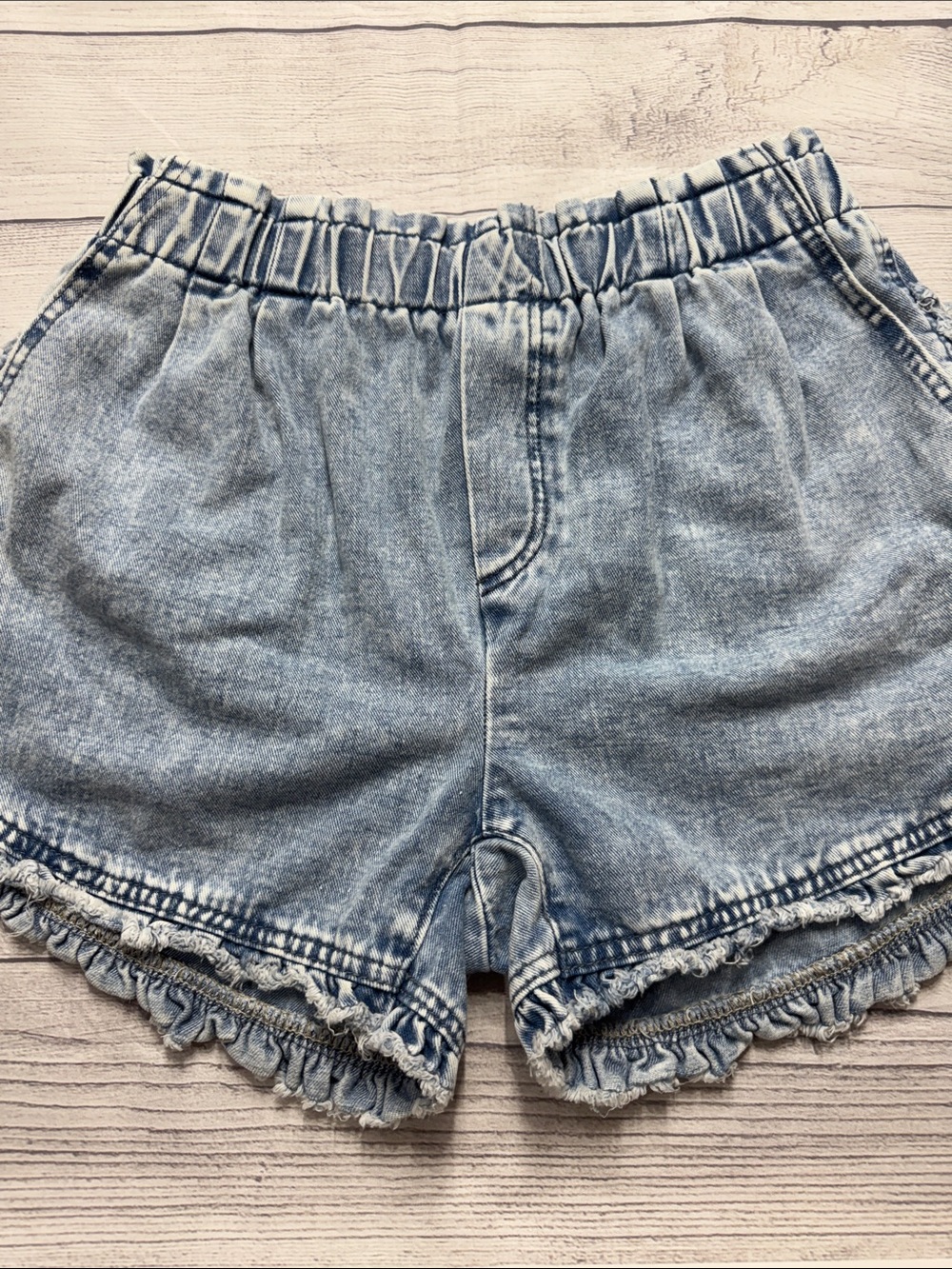 Women’s Light Wash Denim Ruffle-Hem Shorts